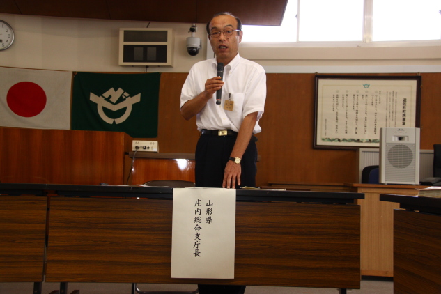 説明をする男性
