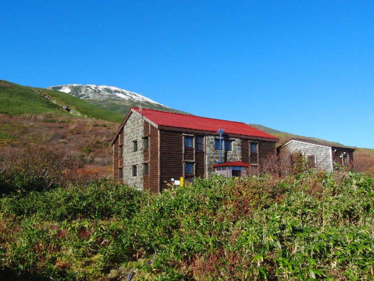 滝の小屋(春から夏の様子)