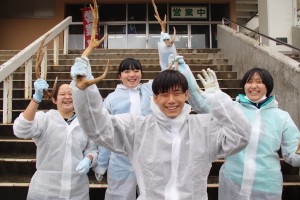 角切り後、切った角を片手にした参加者4人