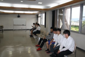 開票を見守る立候補者