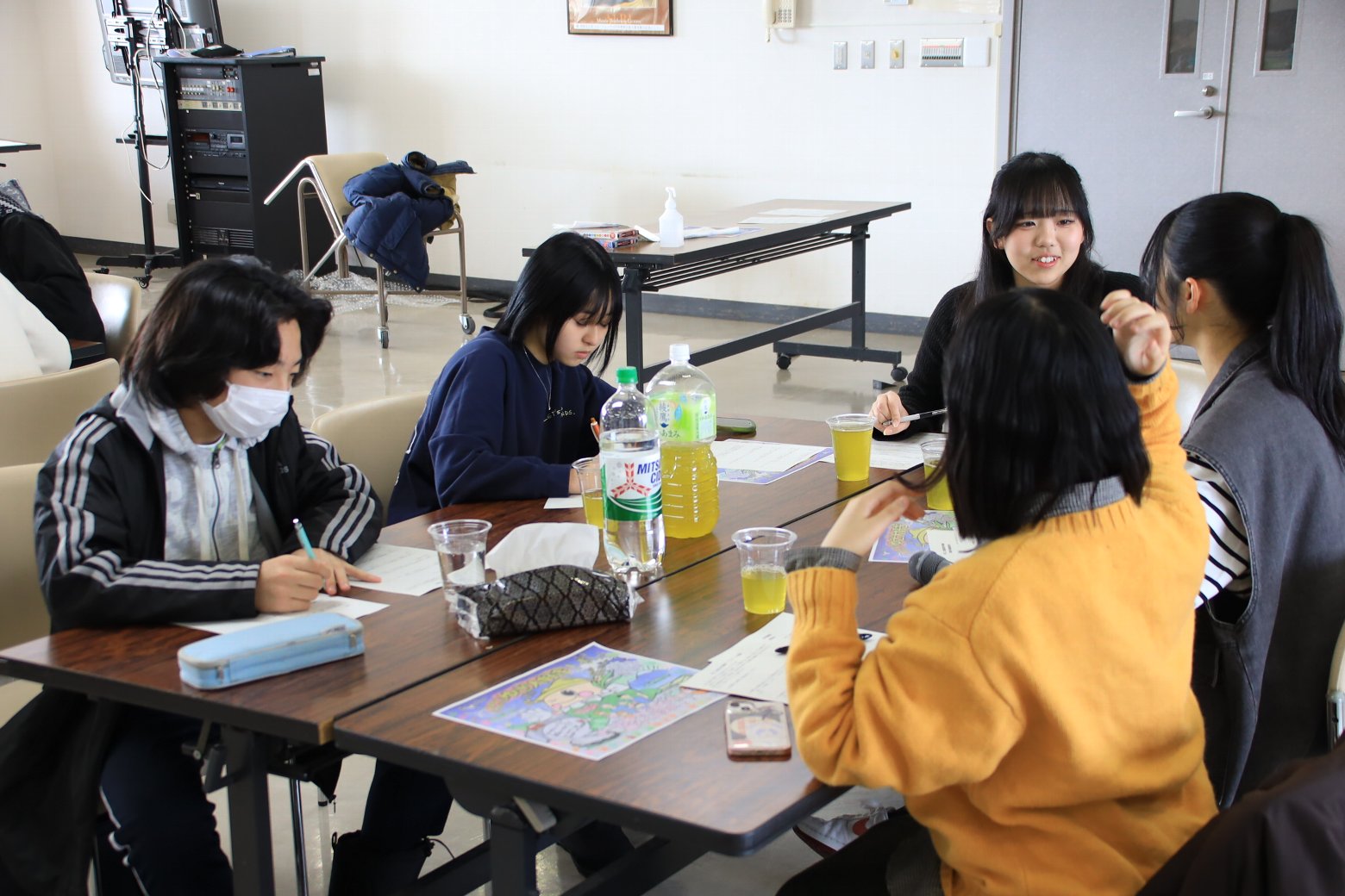 検討会のグループで会話している様子