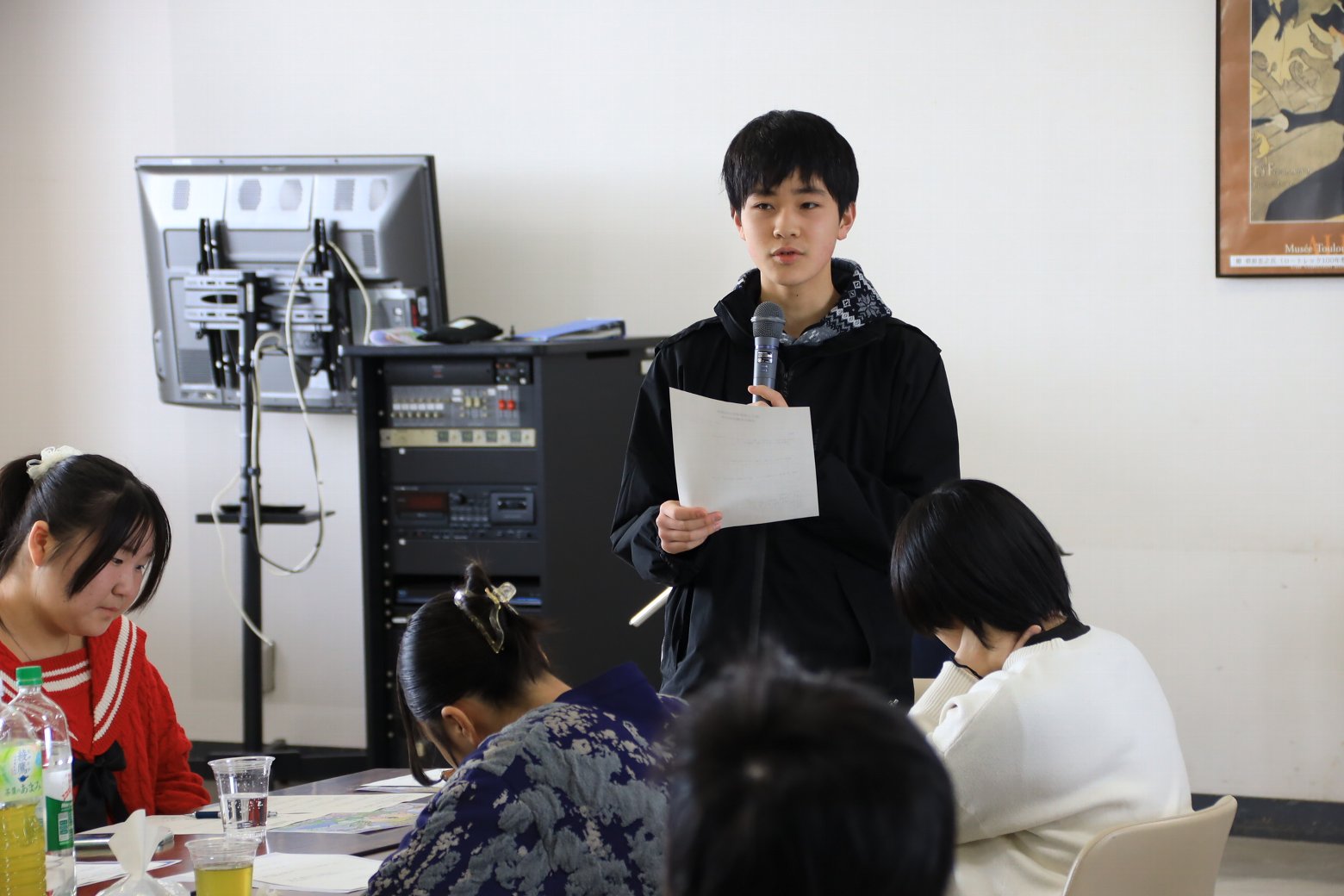 全員の前で発表する様子1