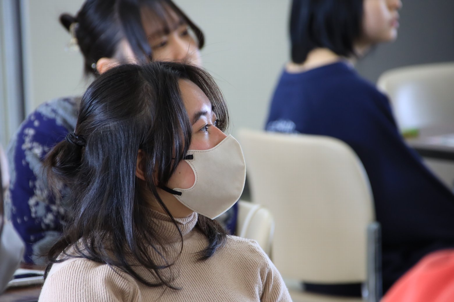 発表を聞く女子生徒1