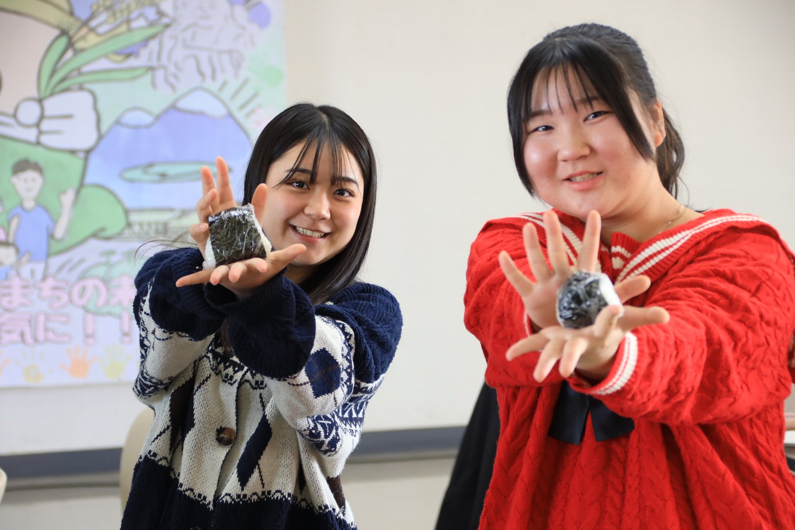 おにぎりを手にする女子生徒2人