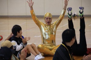 金色の全身スーツを着た男性