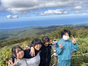 青空の下で記念撮影