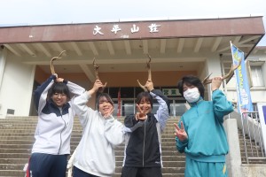 切り取った角を手に記念撮影