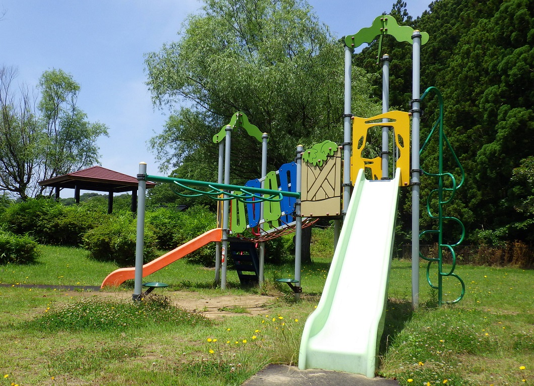 都市公園_吹浦児童公園_複合遊具と東屋