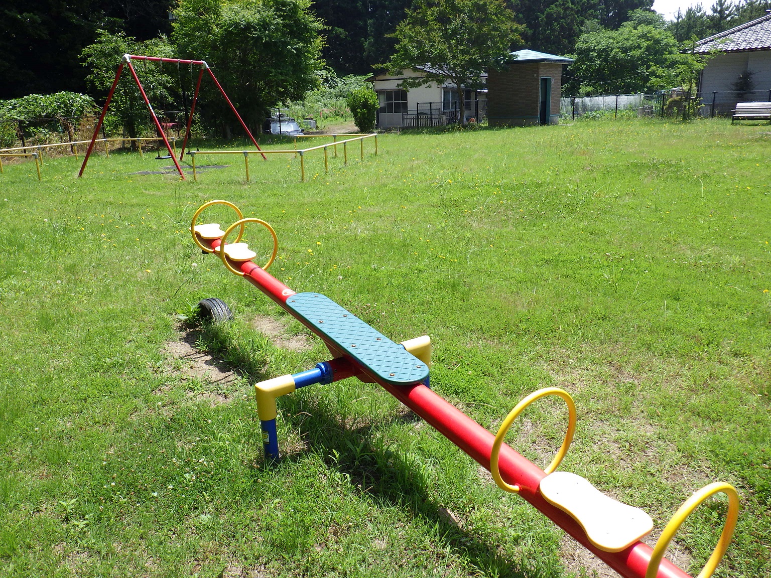 都市公園_吹浦児童公園_シーソーとブランコ