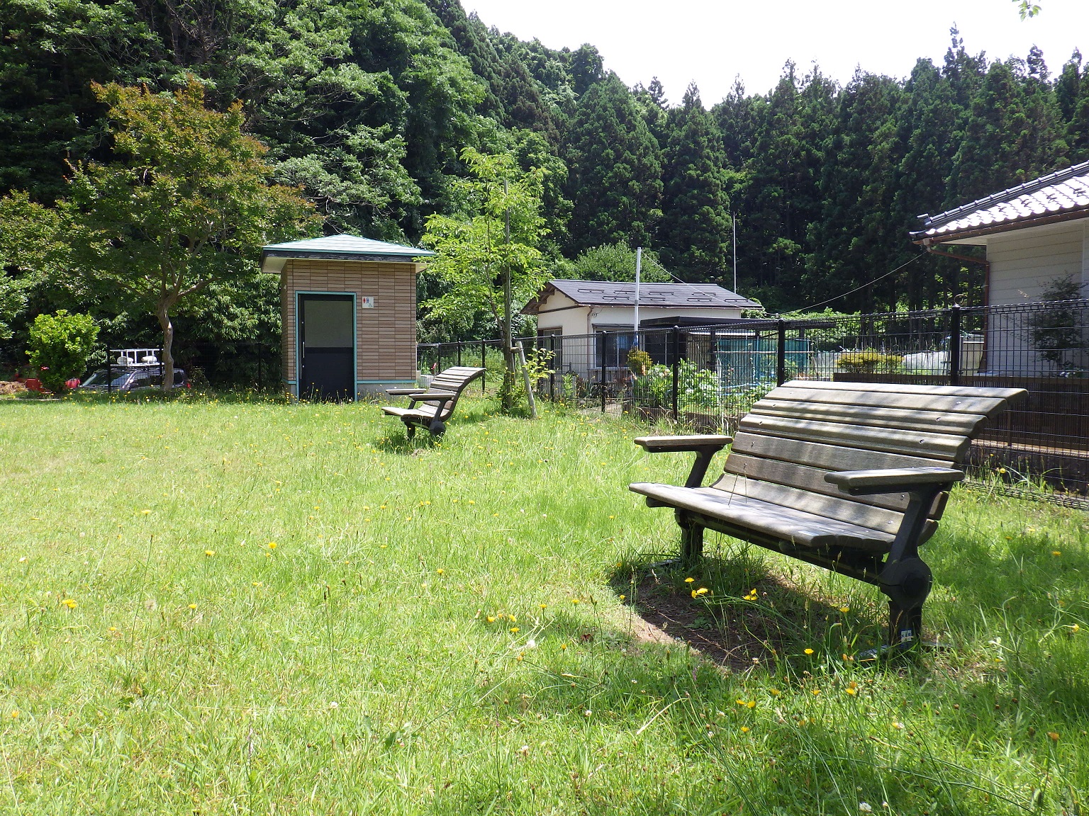 都市公園_吹浦児童公園_ベンチと公衆トイレ