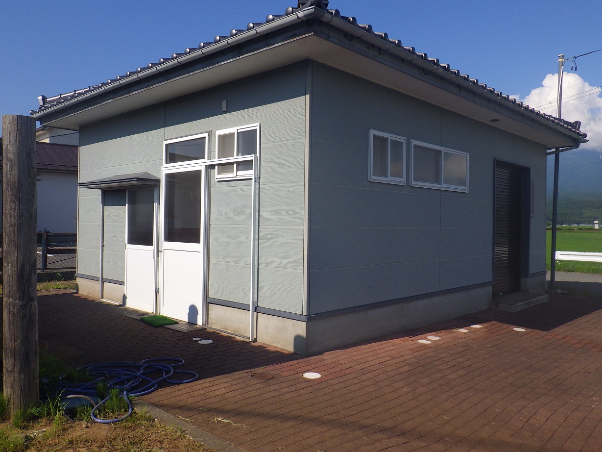 河川公園_白鳥公園すがさと_公衆トイレと水防倉庫