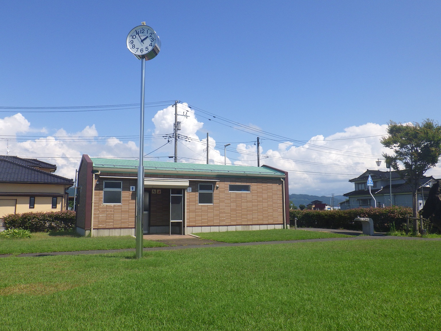 都市公園_遊佐中央公園_公衆トイレと時計