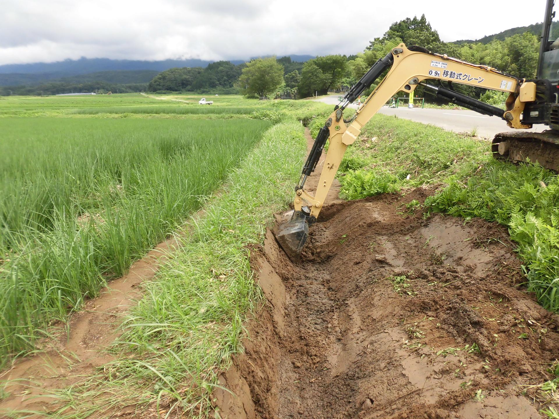 （水路に堆積した土砂の撤去作業）