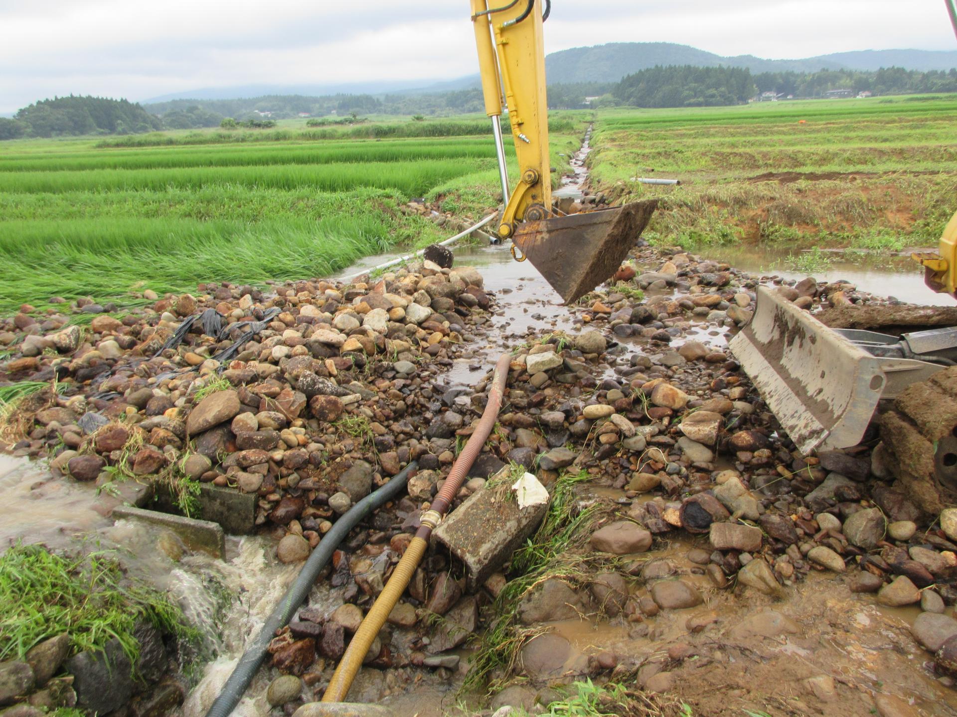 （水路に堆積した土砂の撤去作業）