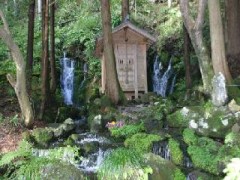 遊佐町の山の中の祠