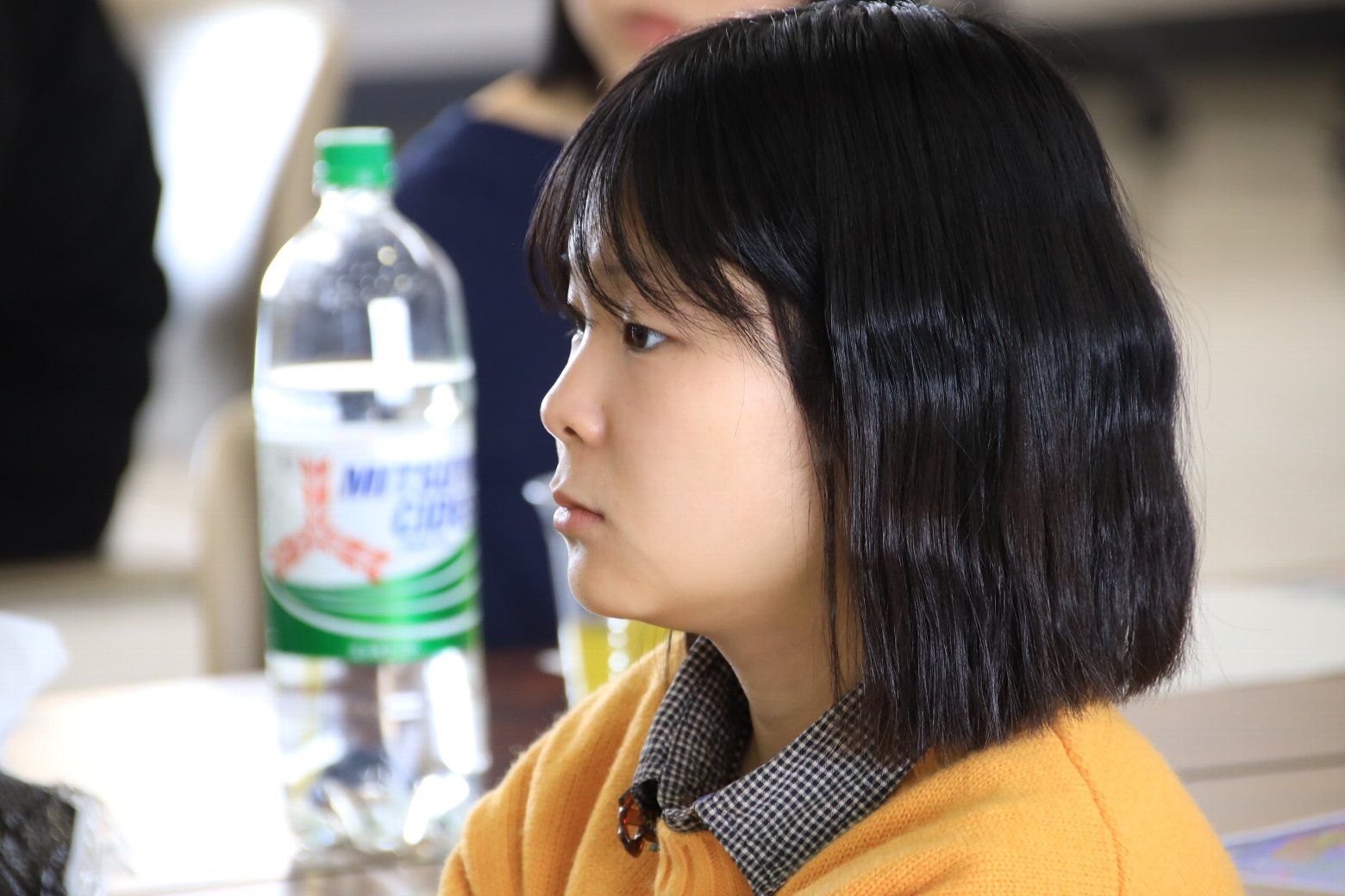 発表を聞く女子生徒2