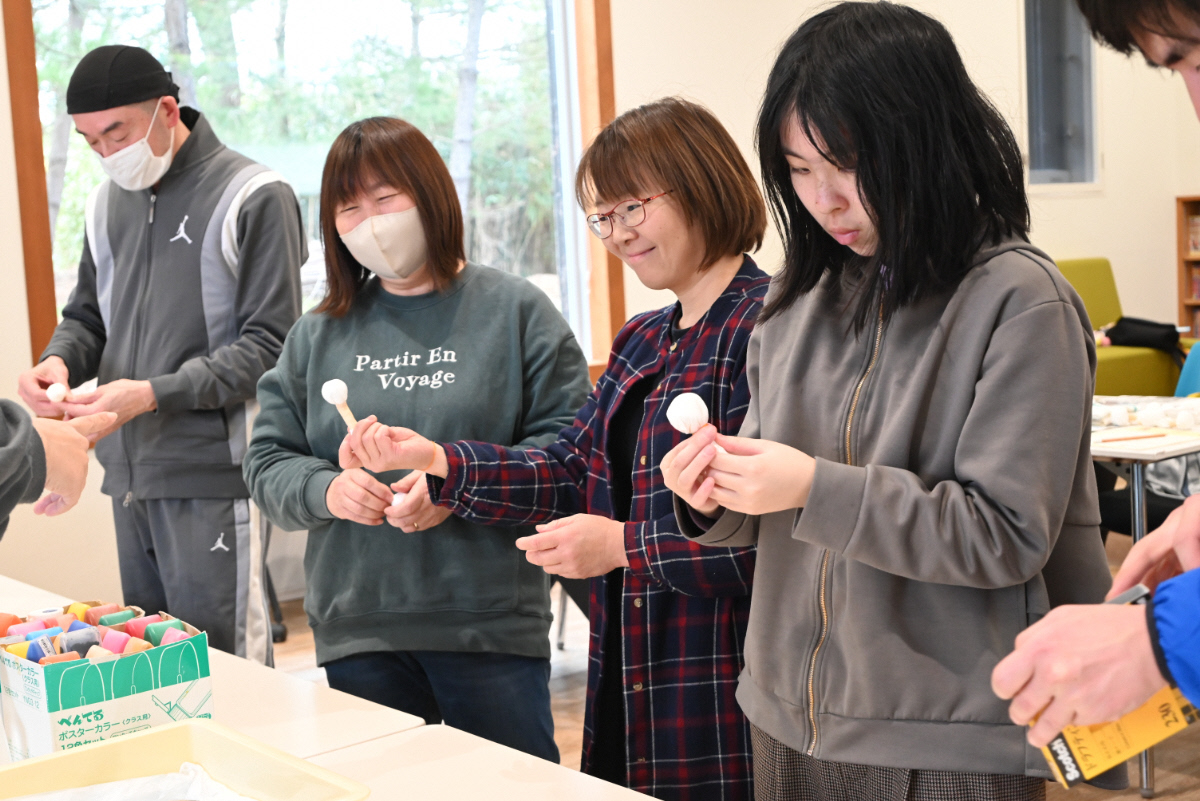 拓本に使用するタンポを作成する様子